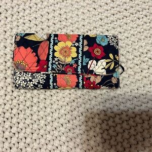 Vera Bradley Framed
Happy Snails Card
Clutch Wallet Navy
Blue Floral print